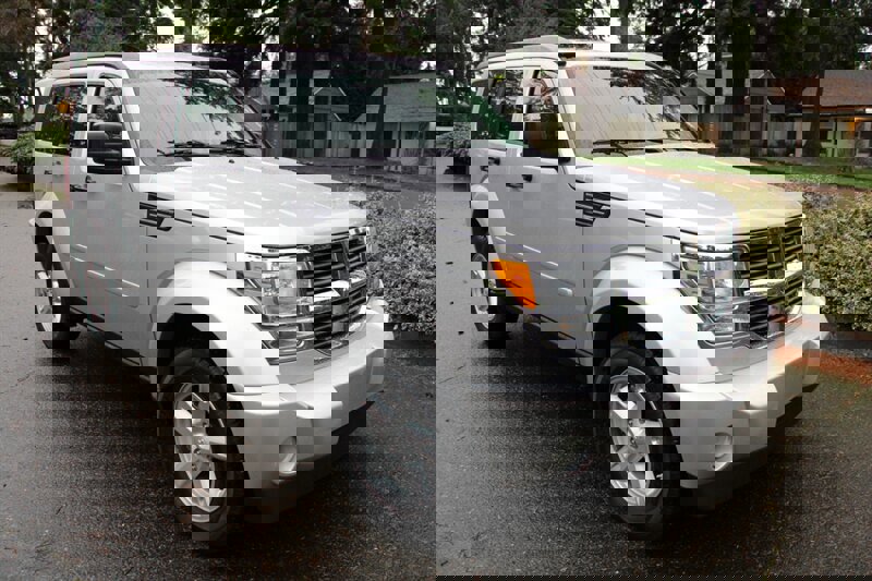 Used 2007 Dodge Nitro SXT image 2