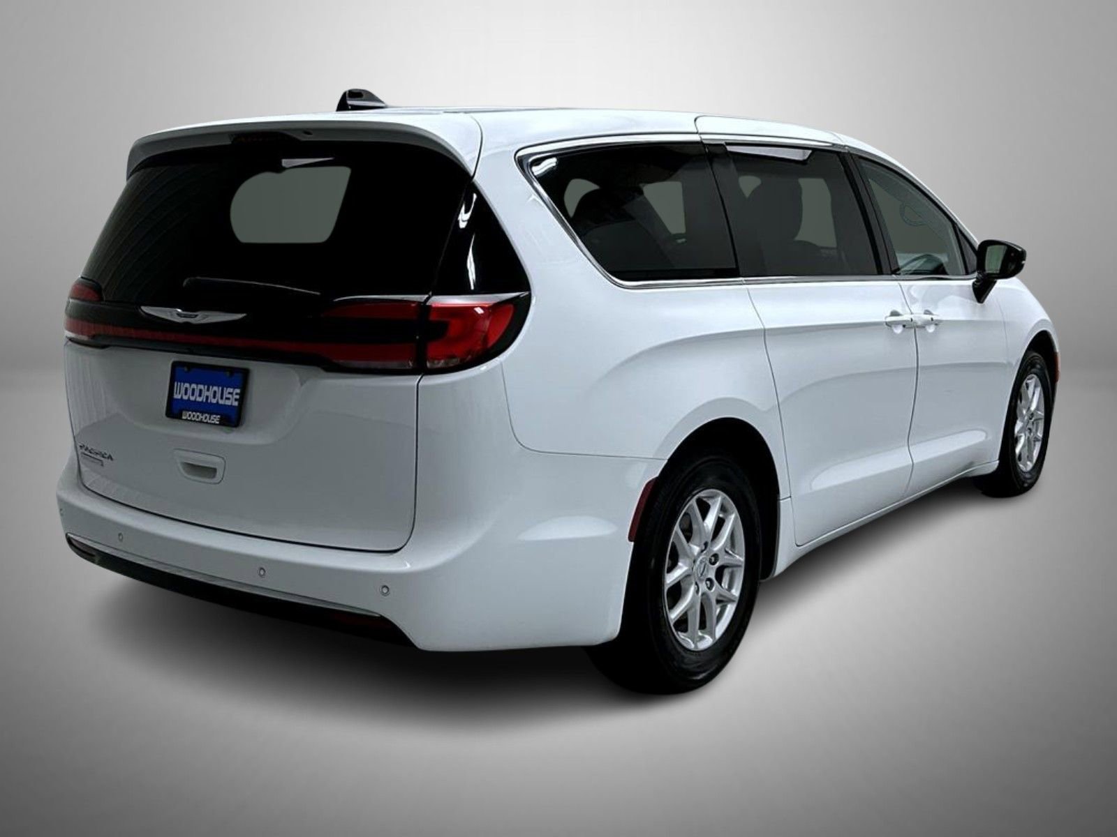 Used 2025 Chrysler Pacifica Select image 5