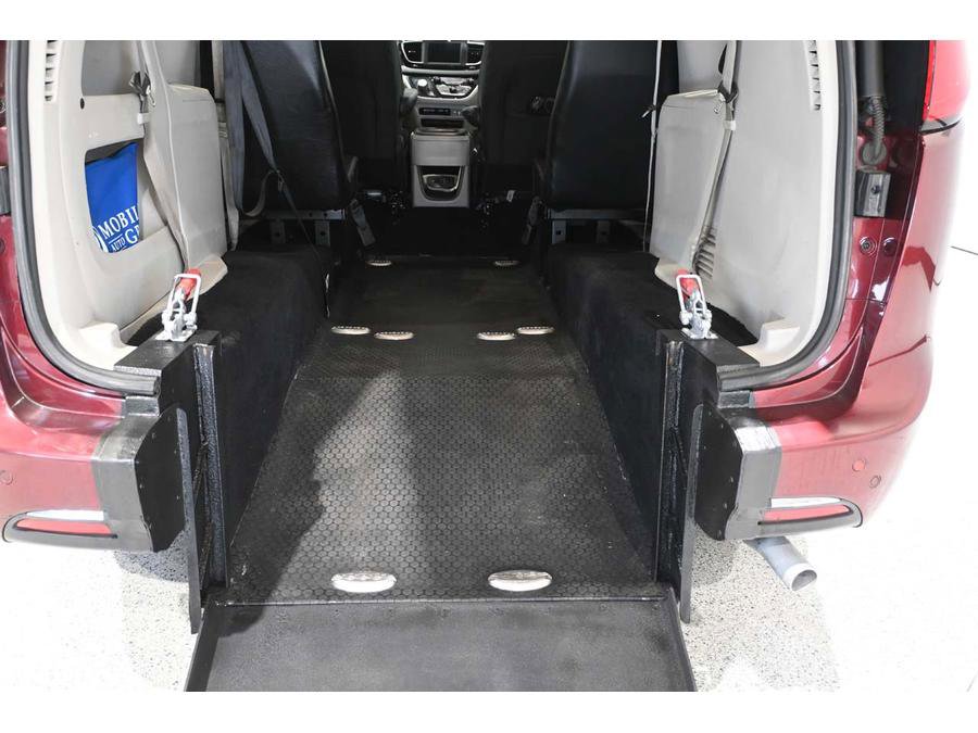 Used 2018 Chrysler Pacifica Touring Plus FWD image 19