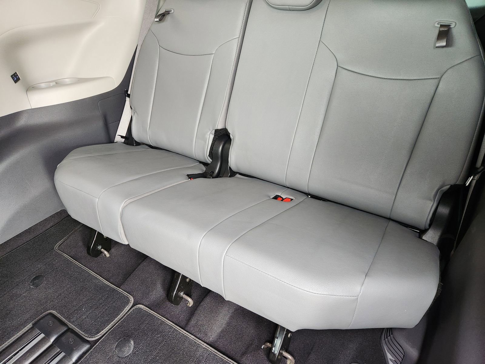 Used 2023 Toyota Sienna XLE FWD image 34