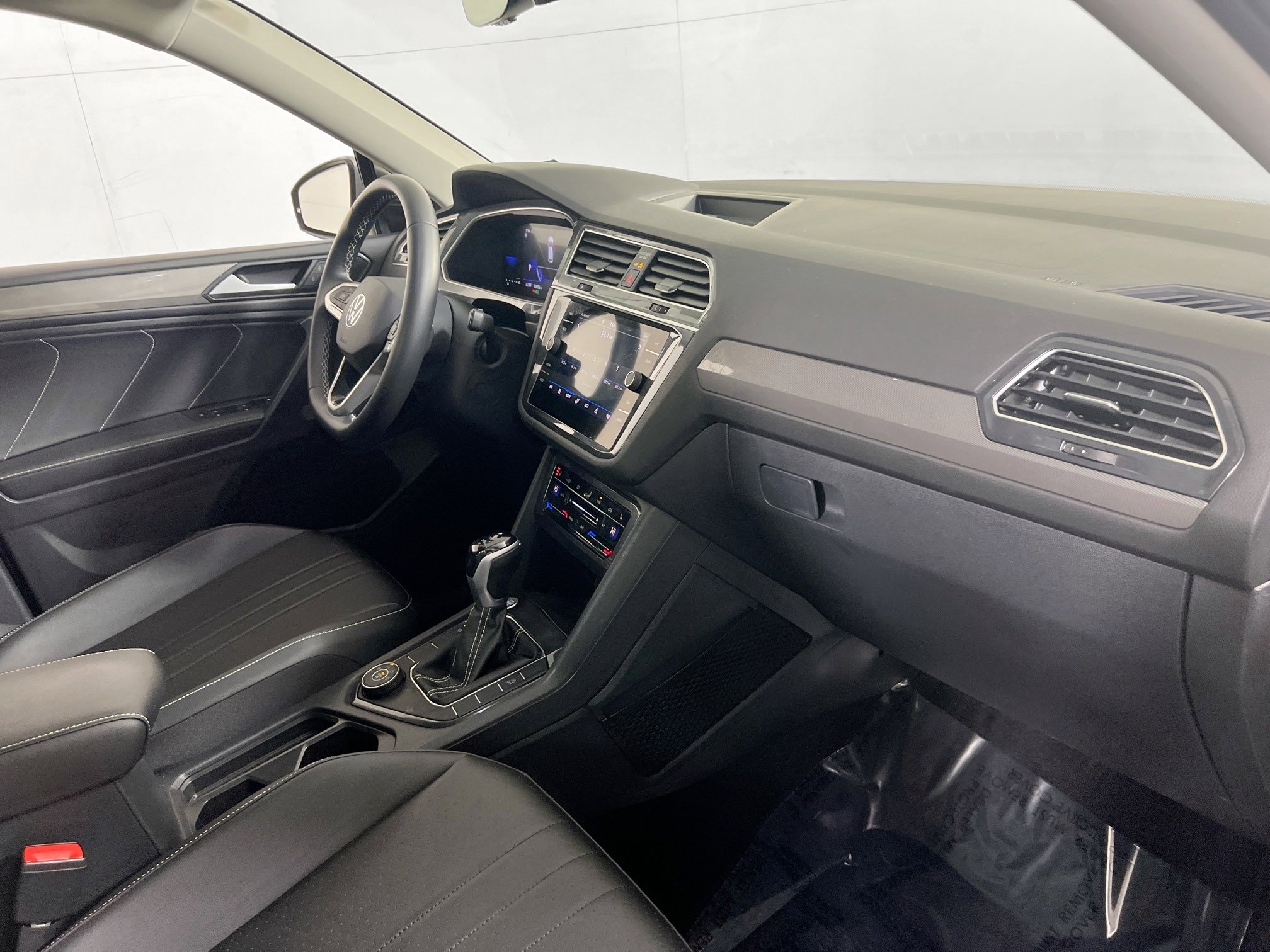 Used 2022 Volkswagen Tiguan SE AWD/4WD image 28