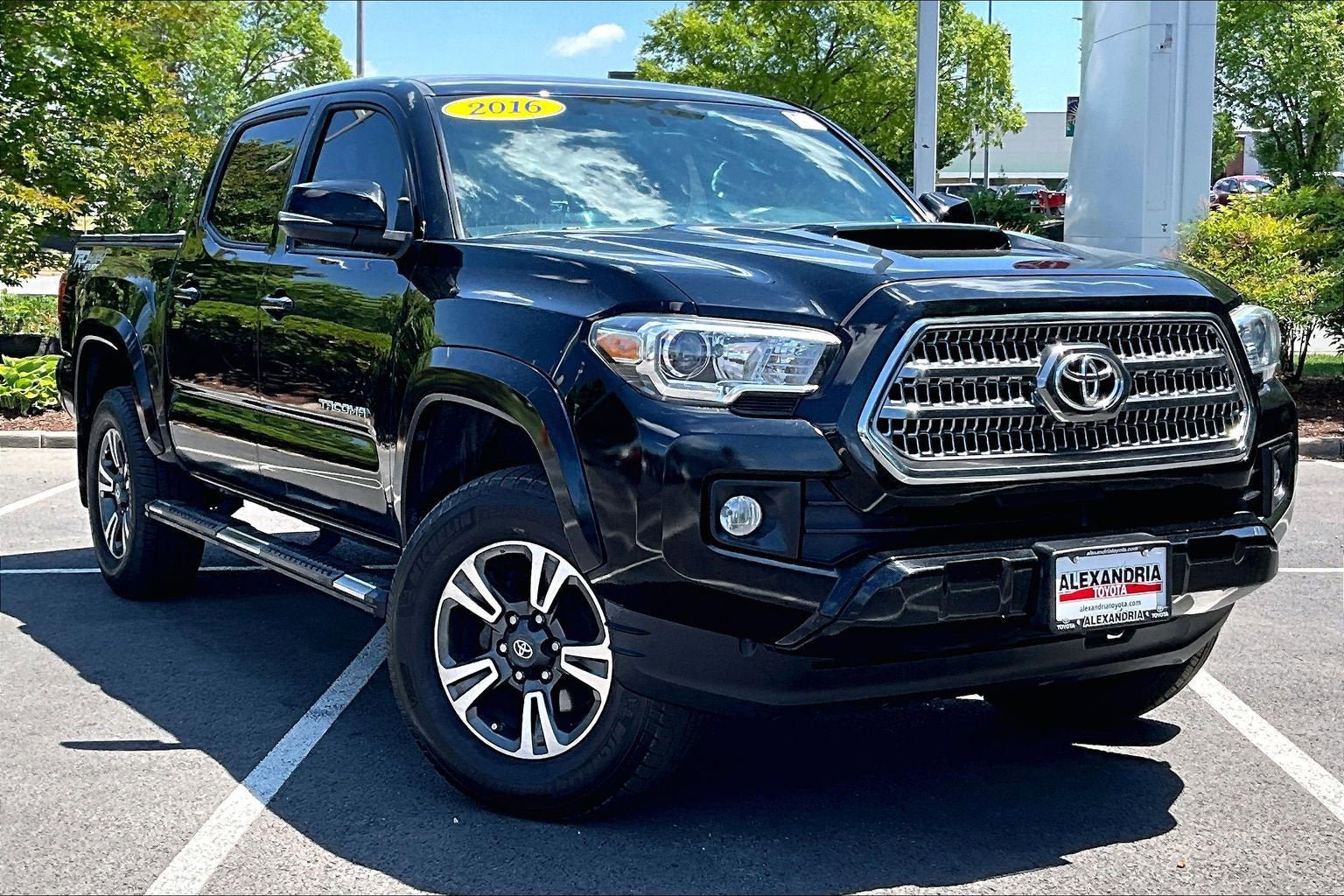 Used 2016 Toyota Tacoma TRD Sport w/ Towing Package AWD/4WD image 2
