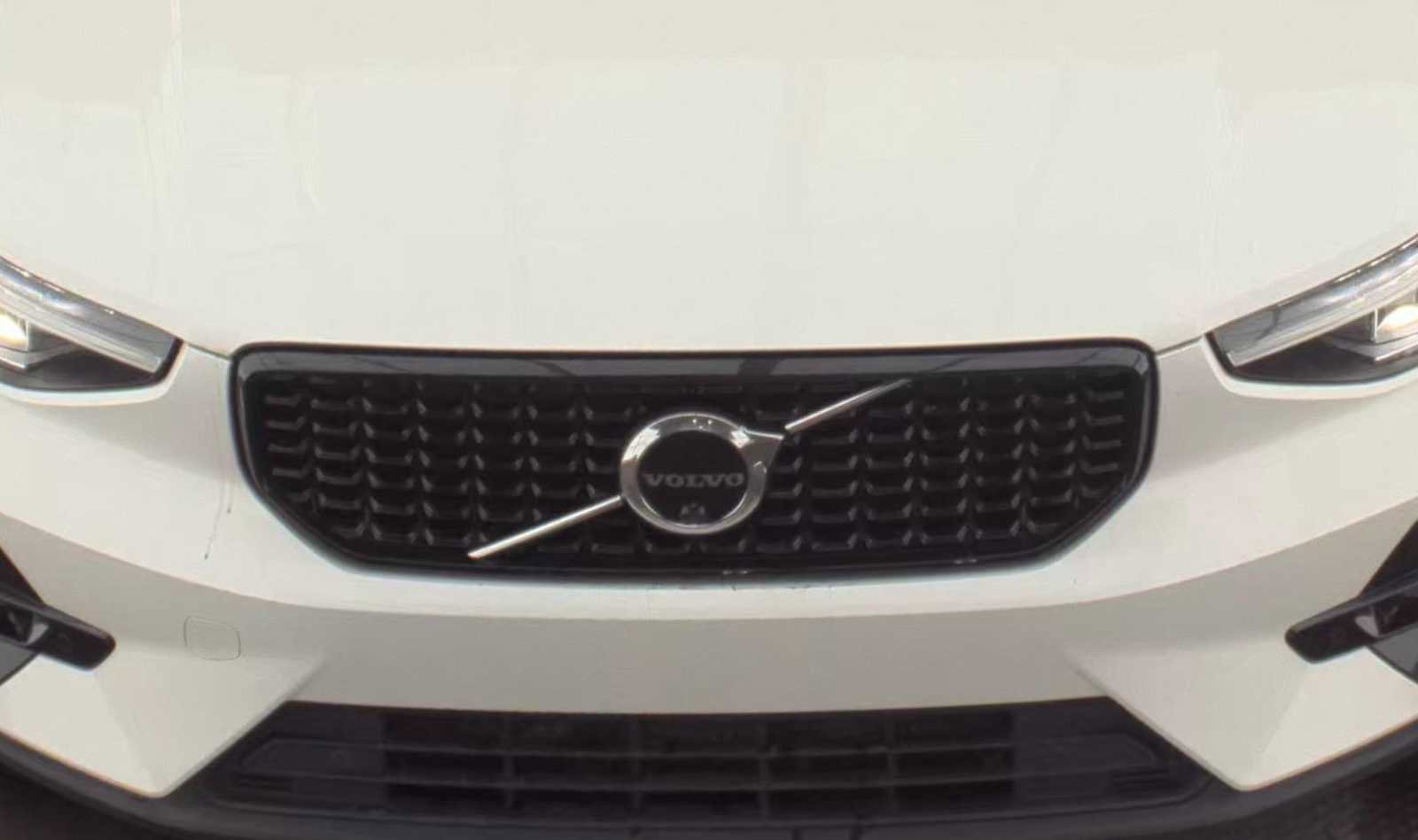 Used 2023 Volvo XC40 B4 Ultimate image 5