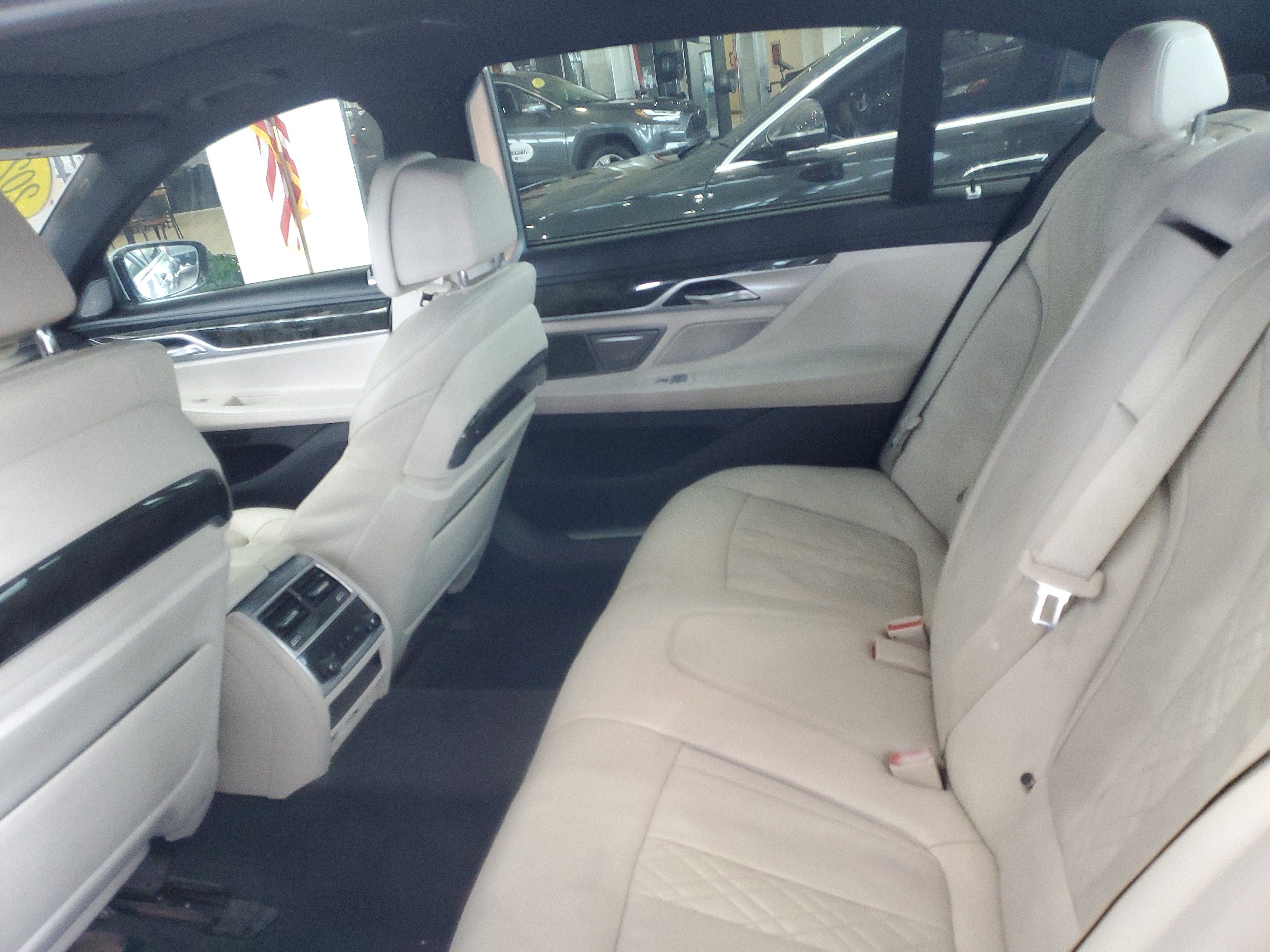 Used 2022 BMW 750Li xDrive AWD/4WD image 9