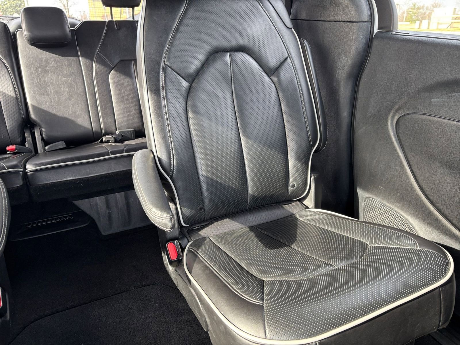 Used 2025 Chrysler Pacifica Limited image 42