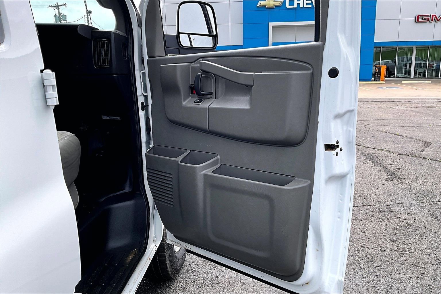 Used 2025 Chevrolet Express 2500 LT w/ LT Preferred Equipment Group RWD image 18