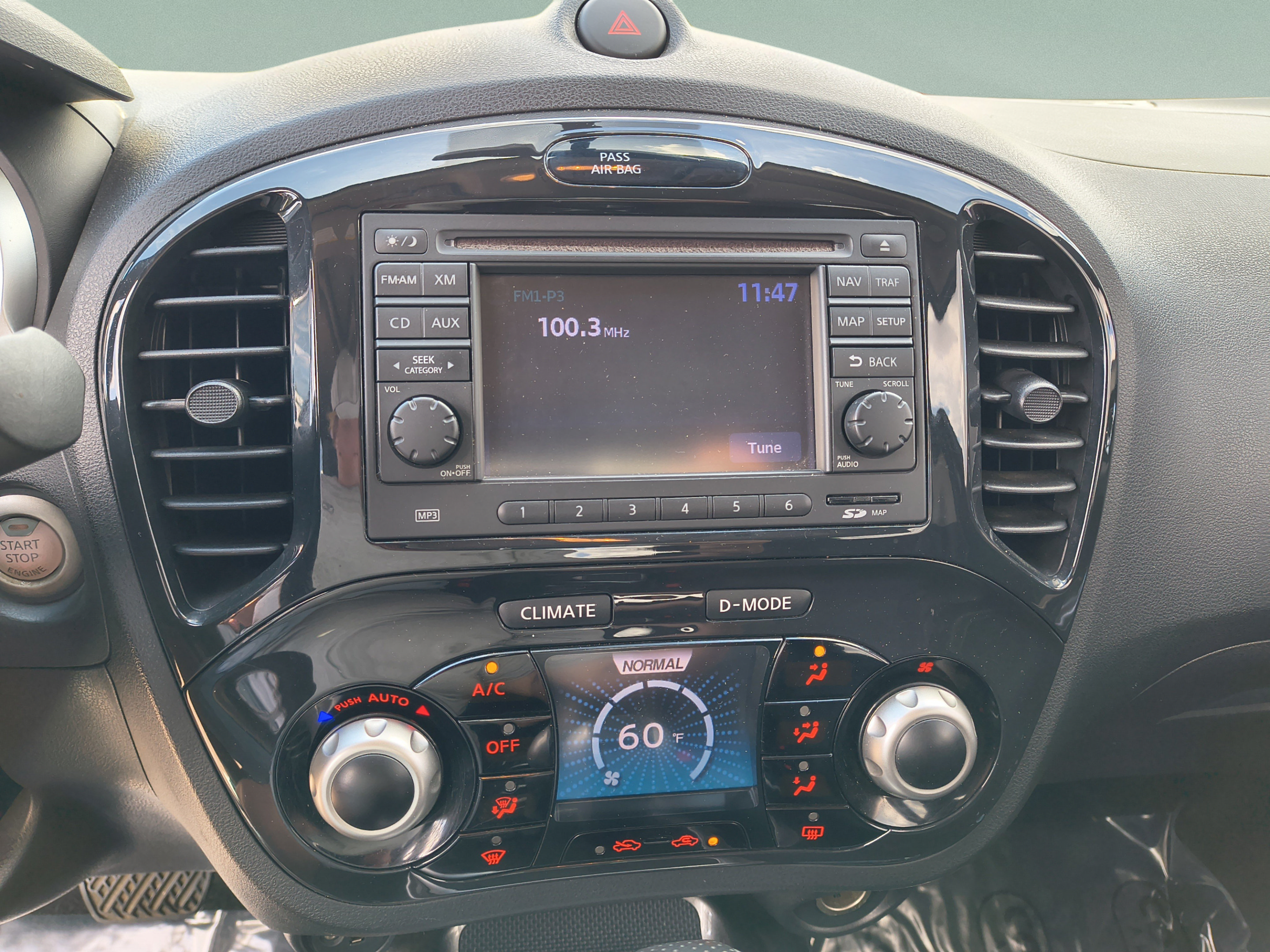 Used 2014 Nissan Juke SL FWD image 22