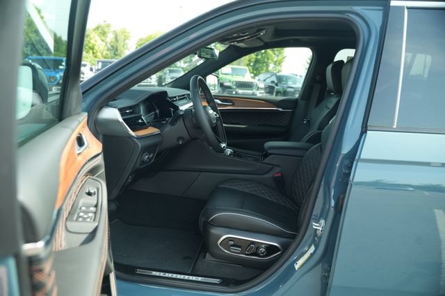 New 2026 Jeep Grand Cherokee Summit w/ MOPAR Finishing Package AWD/4WD image 12