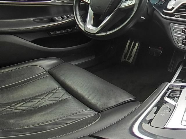 Used 2018 BMW 750i w/ Executive Package RWD image 18