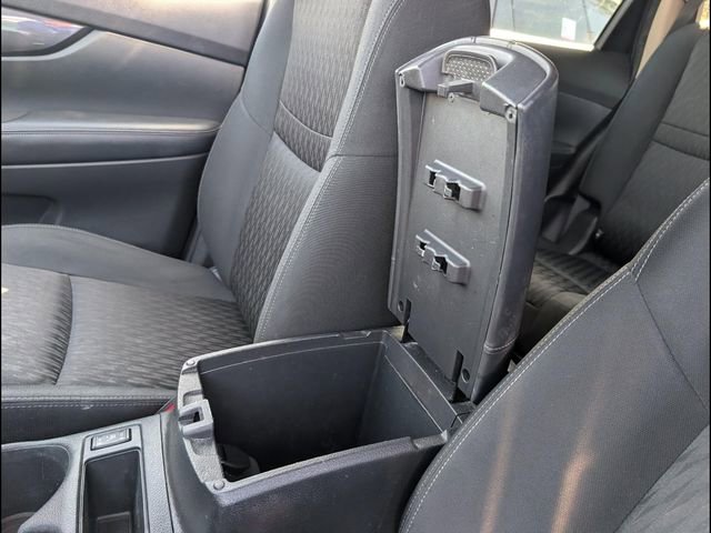 Used 2018 Nissan Rogue SV image 17