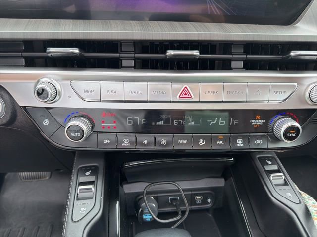 Used 2024 Kia Telluride EX w/ EX Captain's Chair Package AWD/4WD image 16