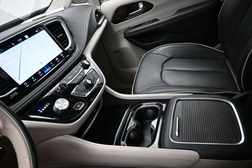 Used 2021 Chrysler Pacifica Limited w/ Premium & Safety Sphere Group FWD image 19