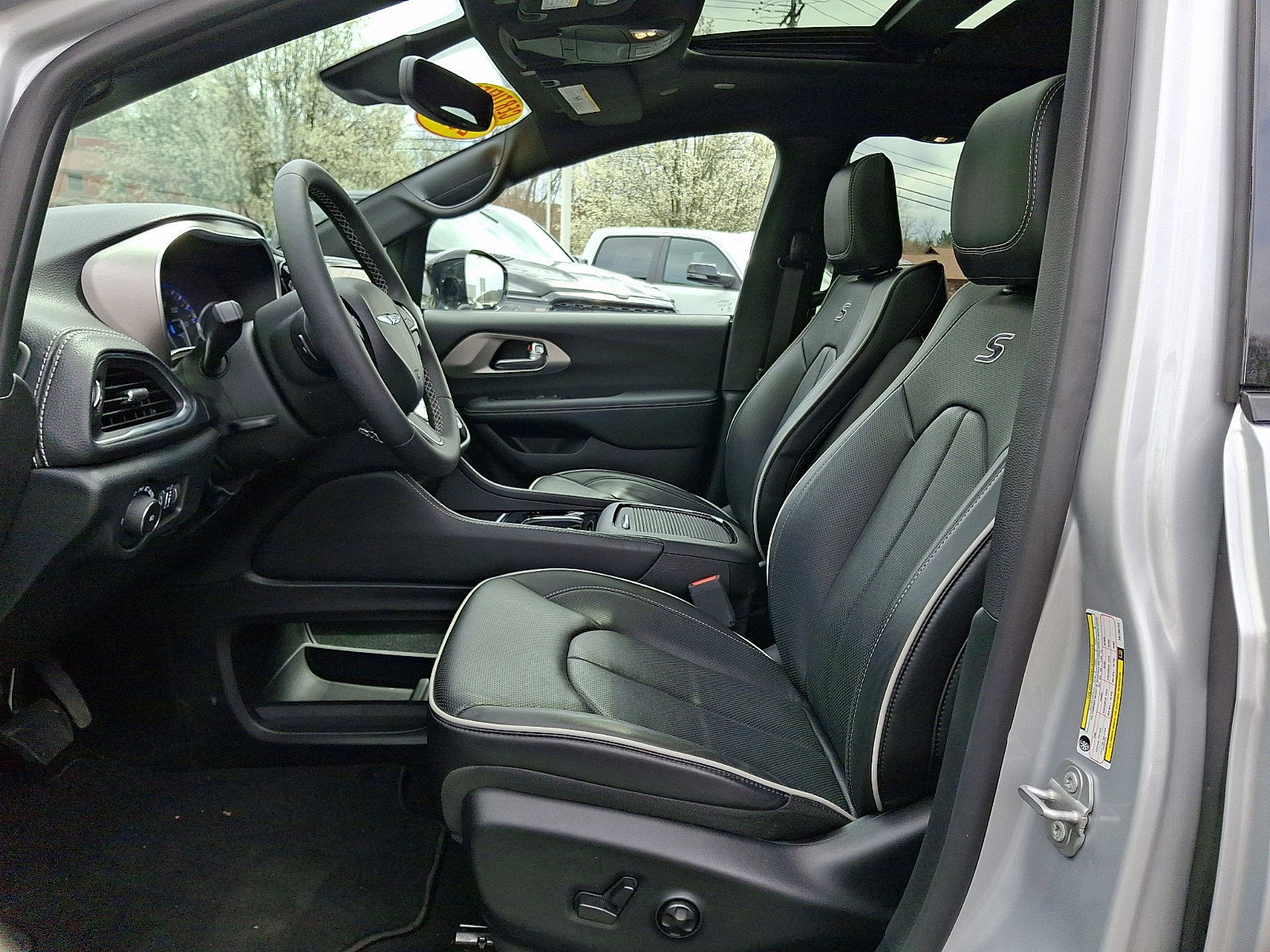 Certified 2024 Chrysler Pacifica Limited w/ S Appearance Package image 13