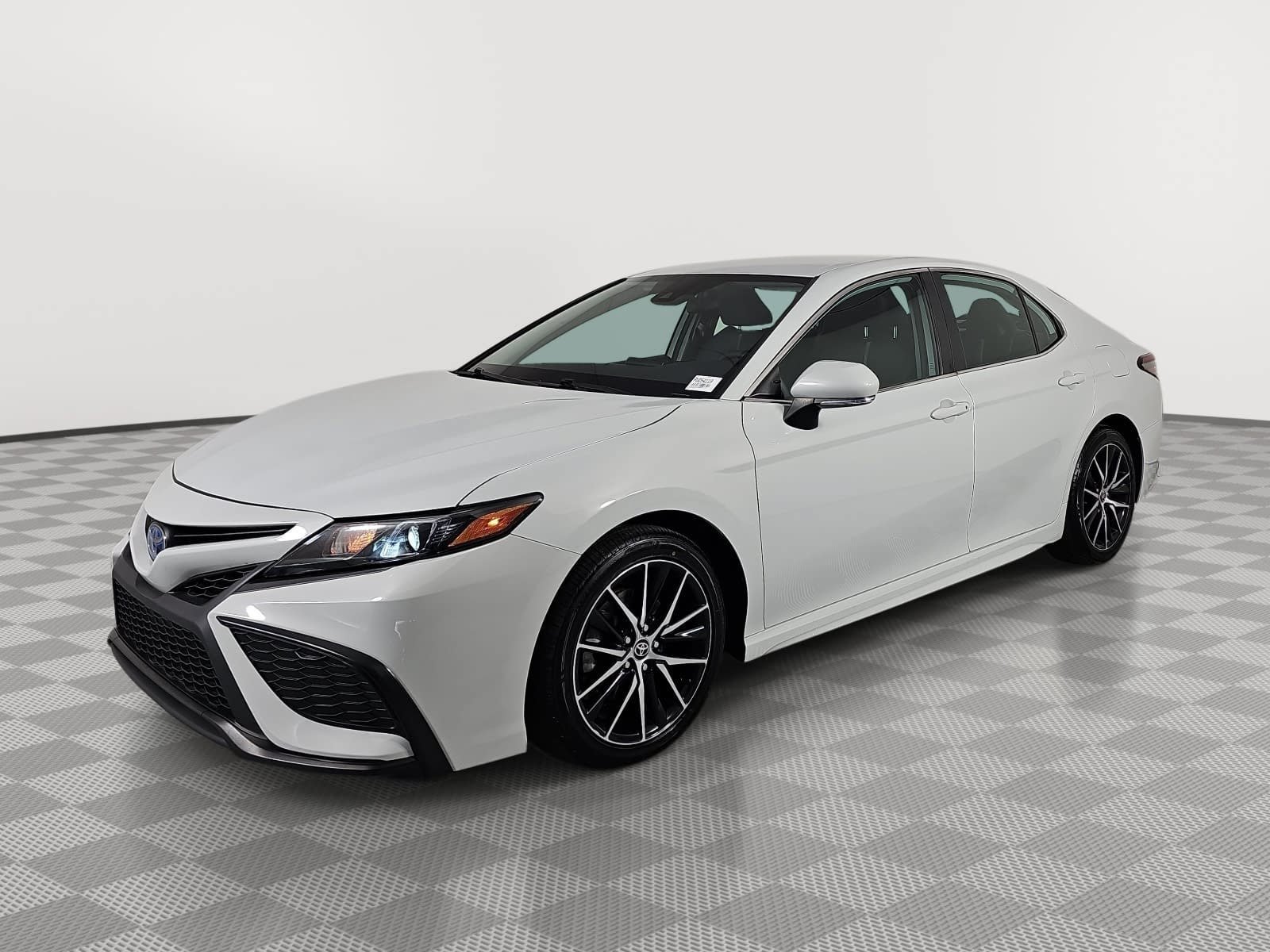 Used 2023 Toyota Camry SE FWD image 4