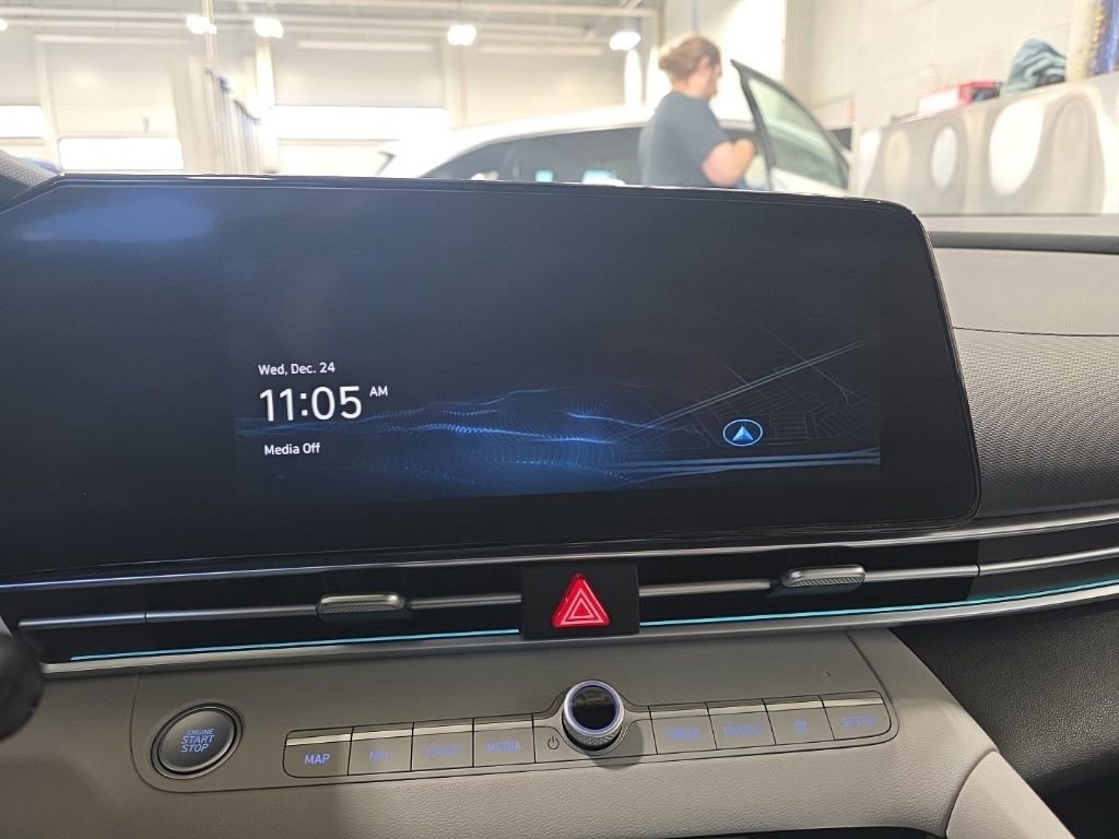 Used 2022 Hyundai Elantra Limited image 16