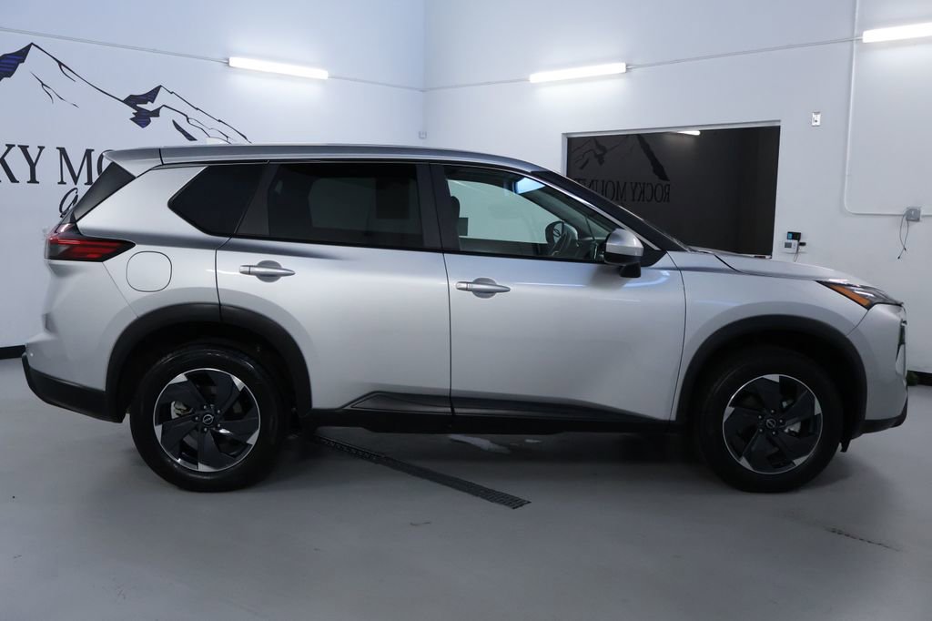 Used 2024 Nissan Rogue SV image 8