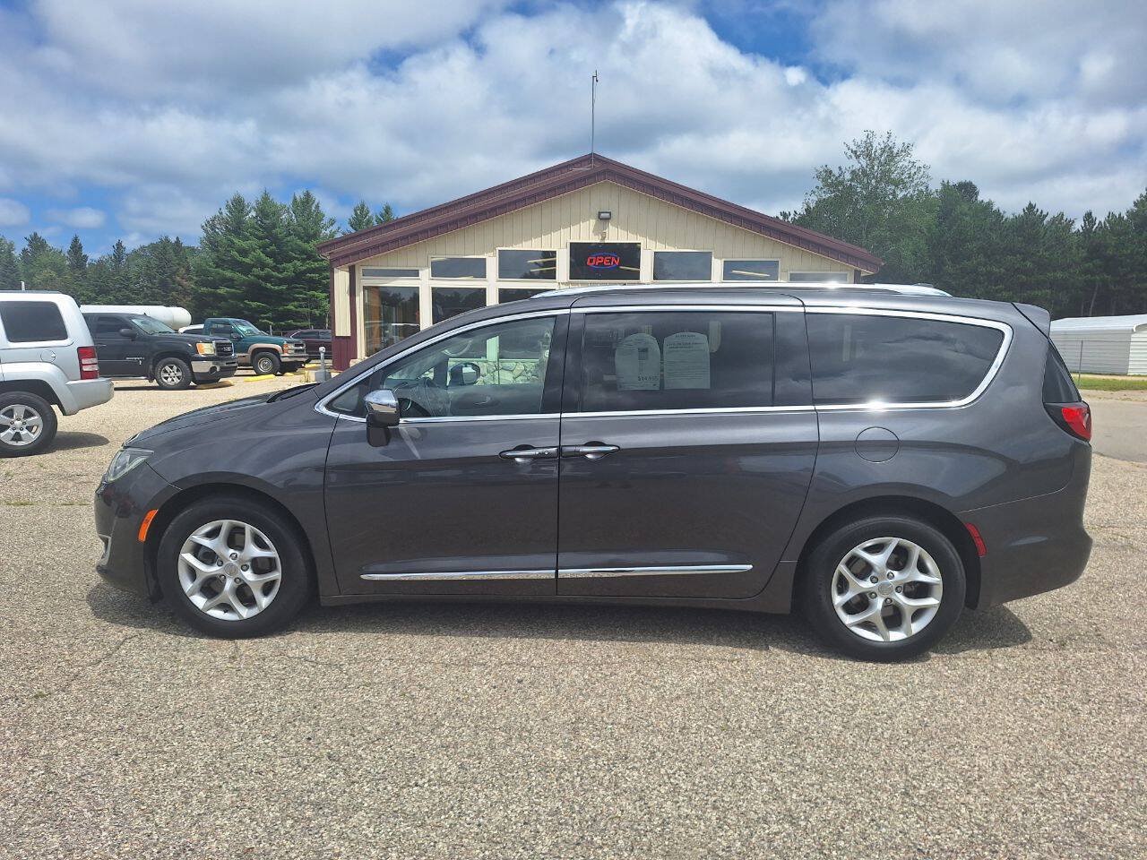 Used 2020 Chrysler Pacifica Limited FWD image 1