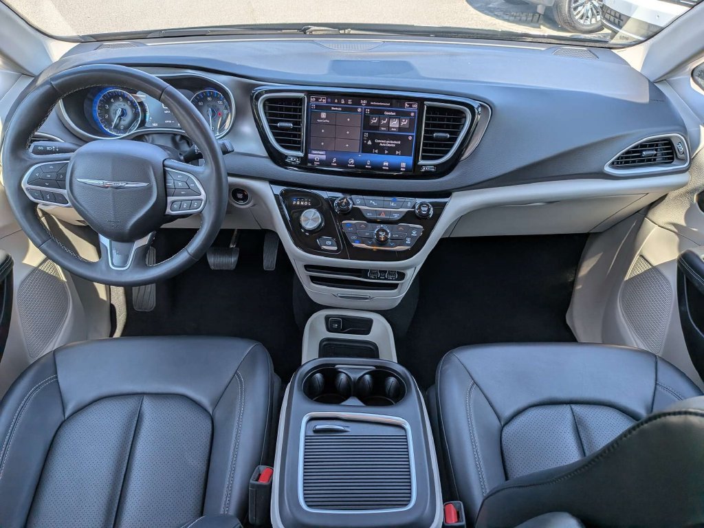 Used 2024 Chrysler Pacifica Touring-L FWD image 17