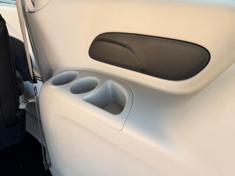 Used 2023 Chrysler Pacifica Touring-L FWD image 13