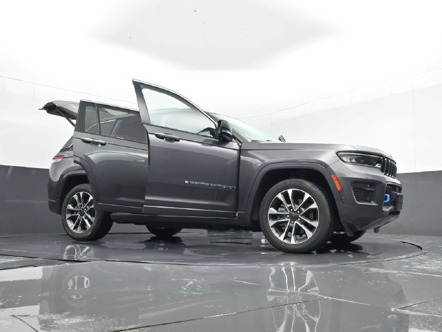 Used 2022 Jeep Grand Cherokee Overland w/ Luxury Tech Group IV AWD/4WD image 35