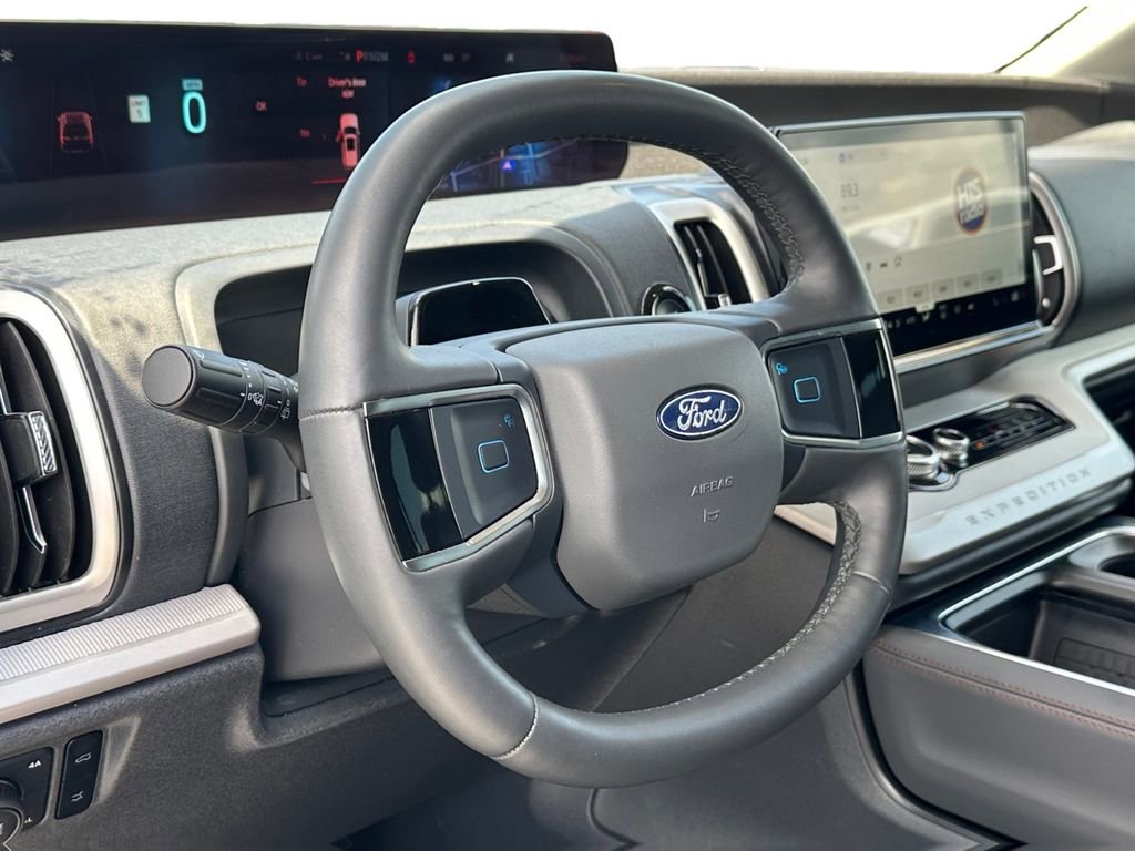 Used 2025 Ford Expedition Active AWD/4WD image 13
