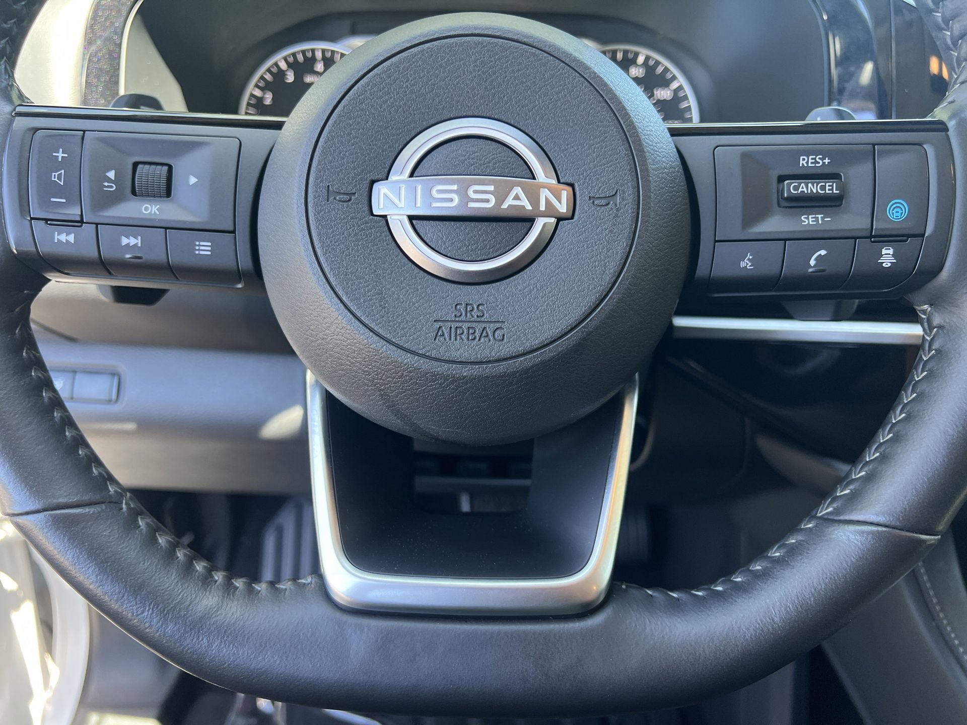 Certified 2025 Nissan Pathfinder SL w/ Black Appearance Package FWD image 36