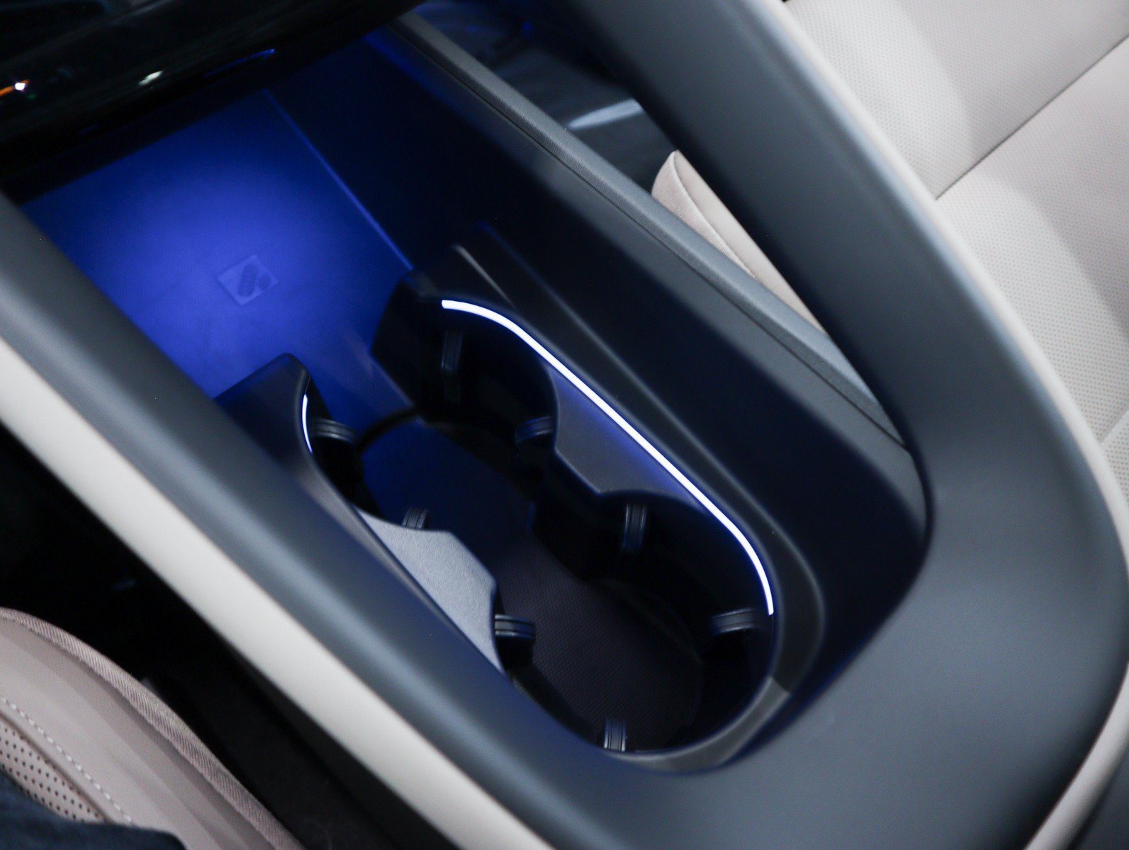Certified 2025 Porsche Macan Electric RWD image 18