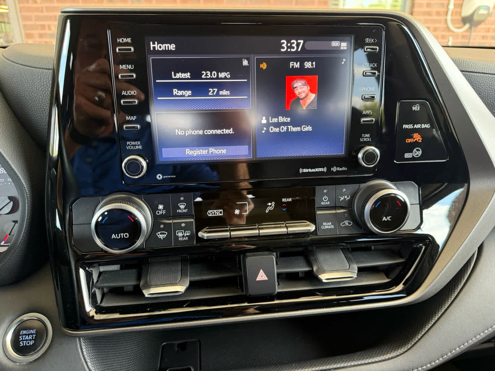 Used 2020 Toyota Highlander LE AWD/4WD image 17