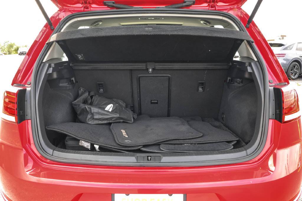 Used 2019 Volkswagen Golf SE w/ Driver Assistance Package FWD image 30