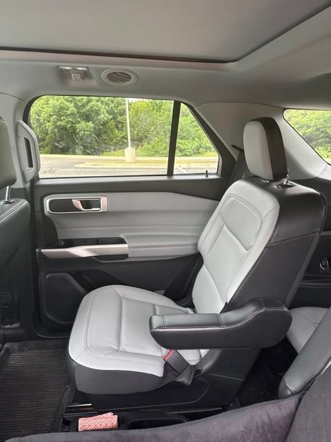 Used 2021 Ford Explorer XLT w/ Equipment Group 202A AWD/4WD image 7