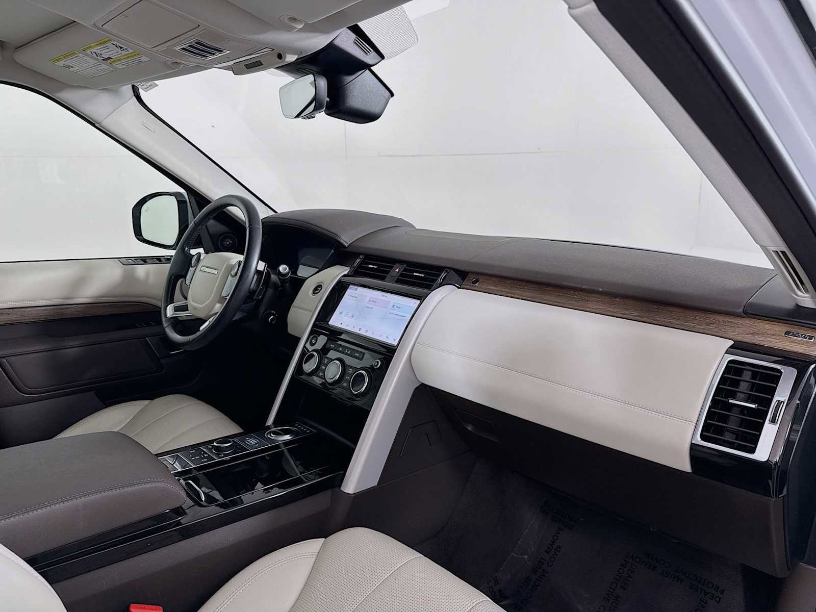 Used 2020 Land Rover Discovery HSE image 28