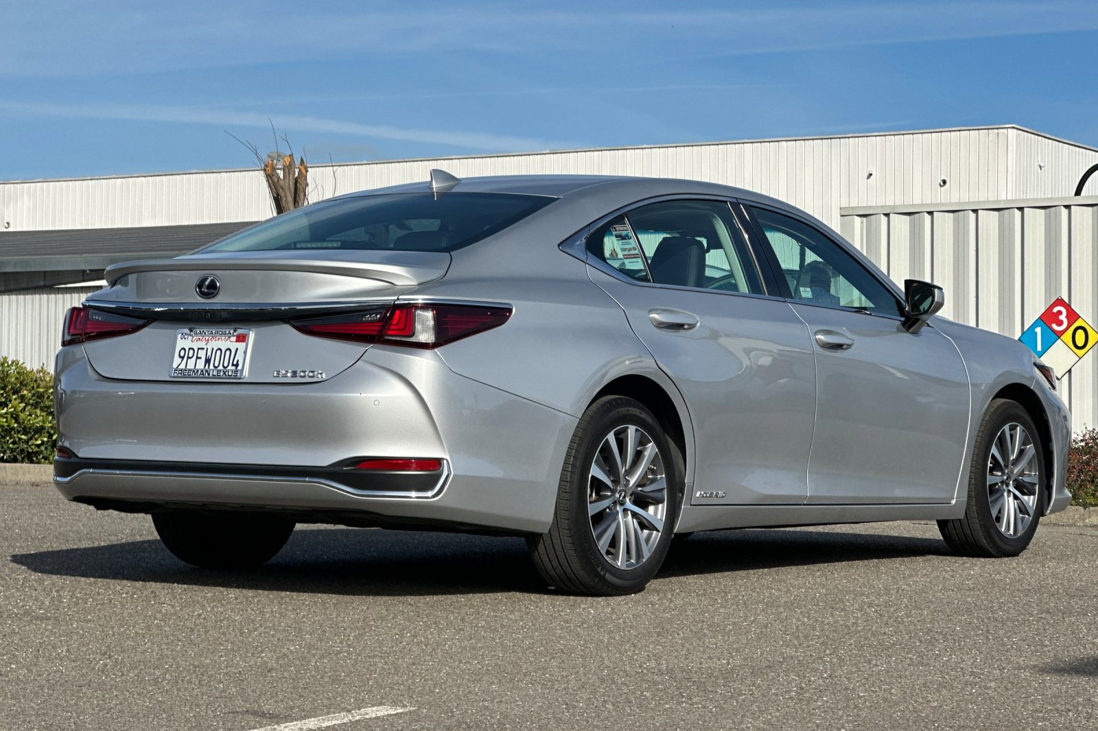 Used 2021 Lexus ES 300h w/ Premium Package image 4