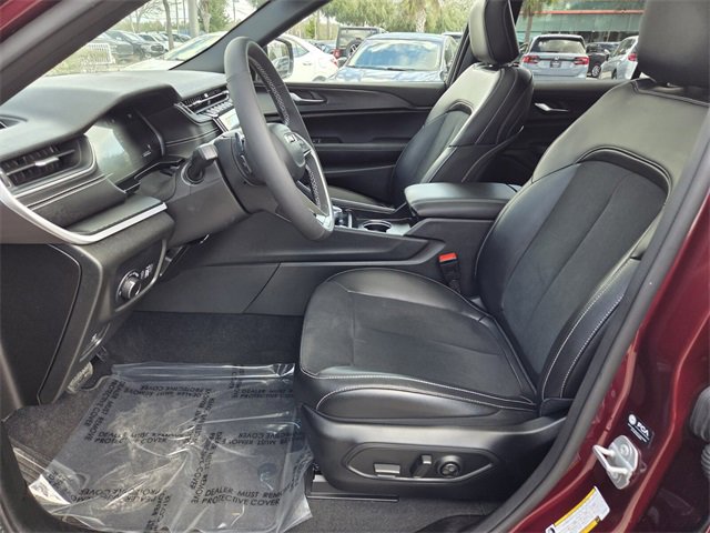 Certified 2025 Jeep Grand Cherokee Altitude image 4