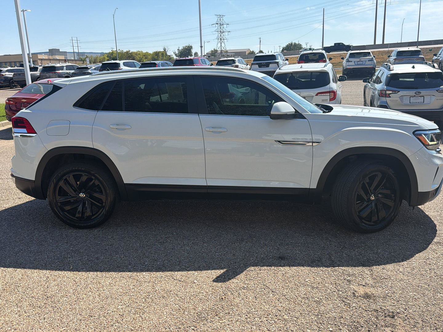 Used 2023 Volkswagen Atlas Cross Sport SE w/ Panoramic Sunroof Package FWD image 2