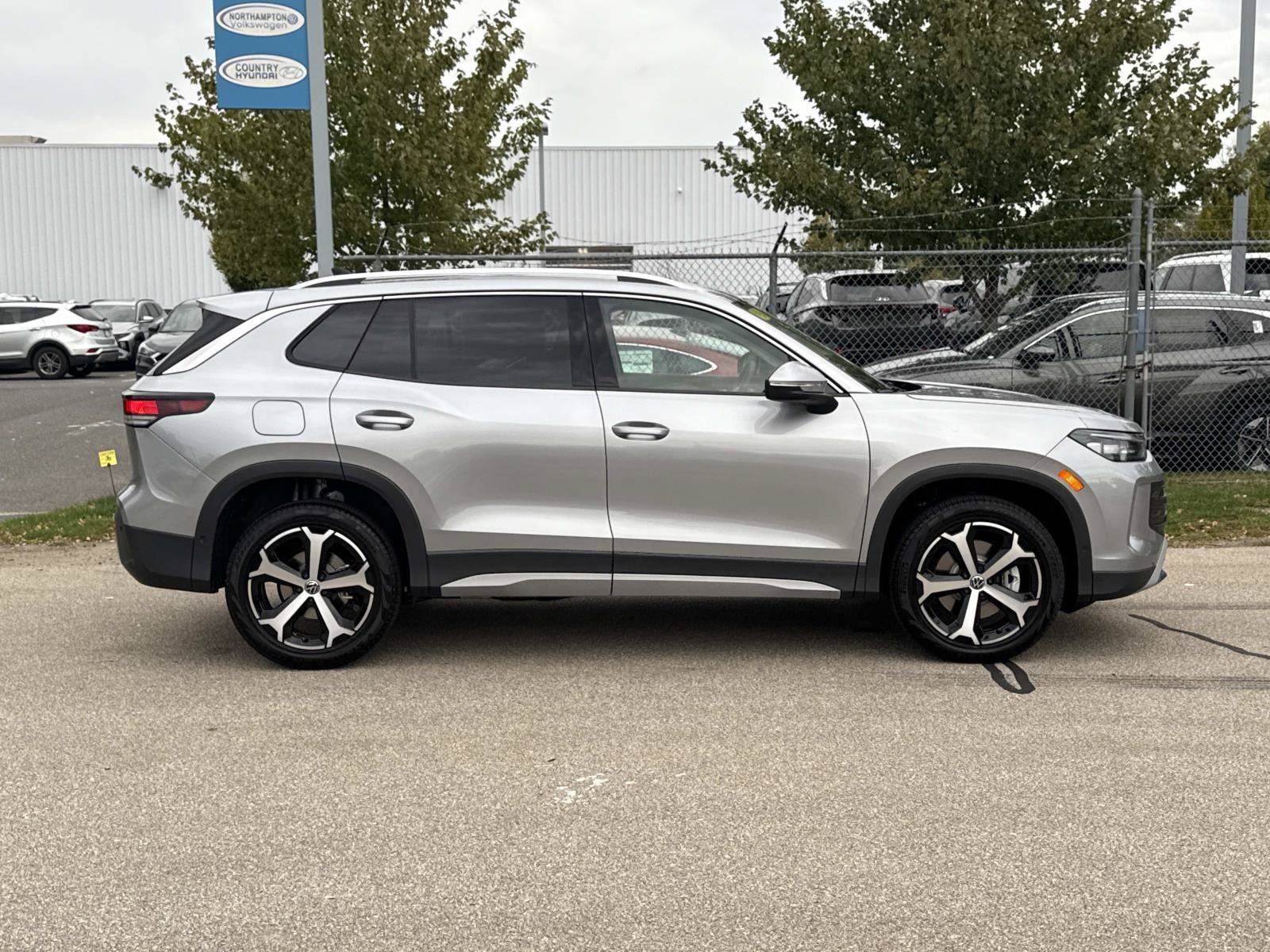 Used 2025 Volkswagen Tiguan SE AWD/4WD image 4
