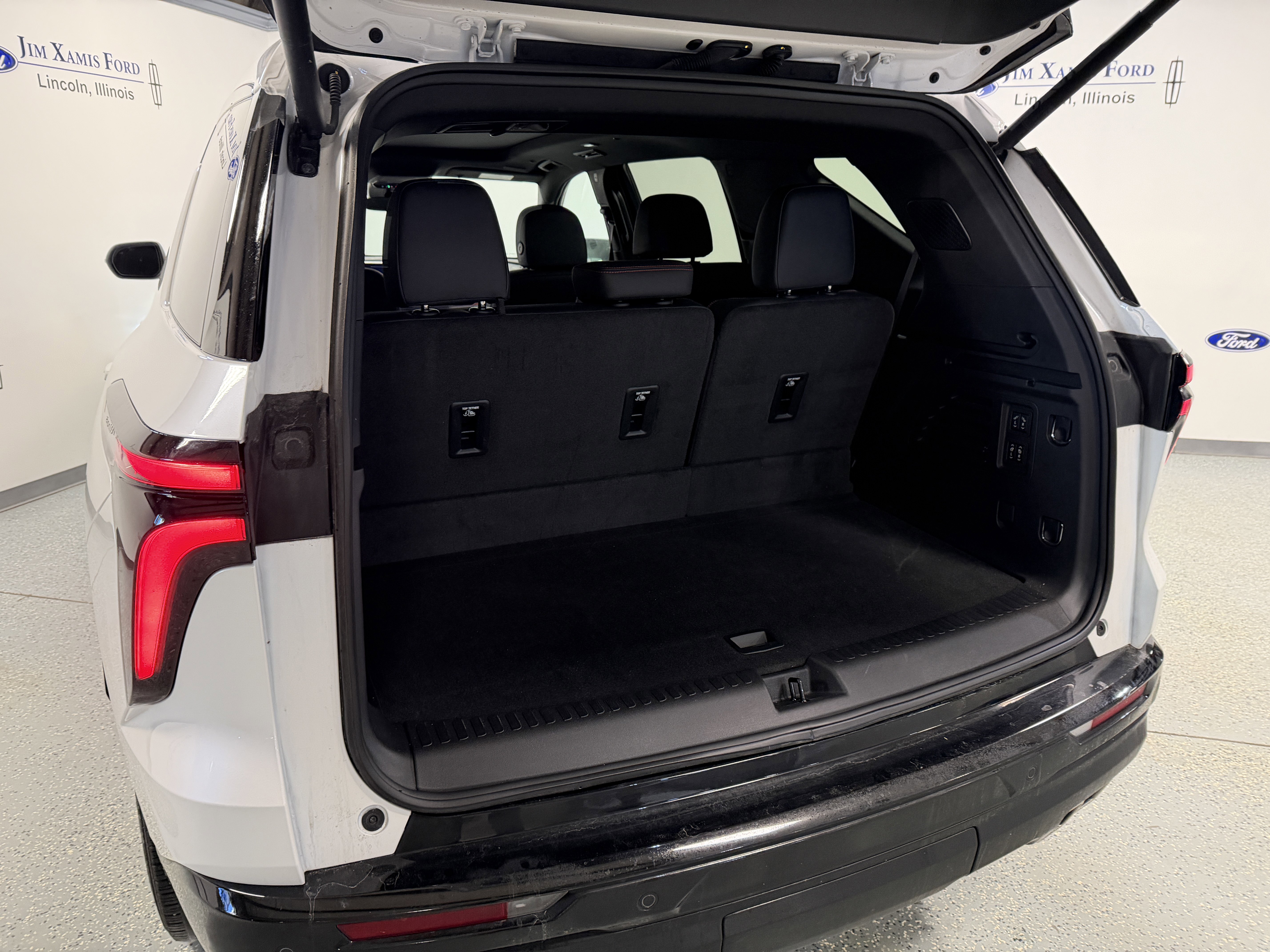 Used 2024 Chevrolet Traverse RS image 27