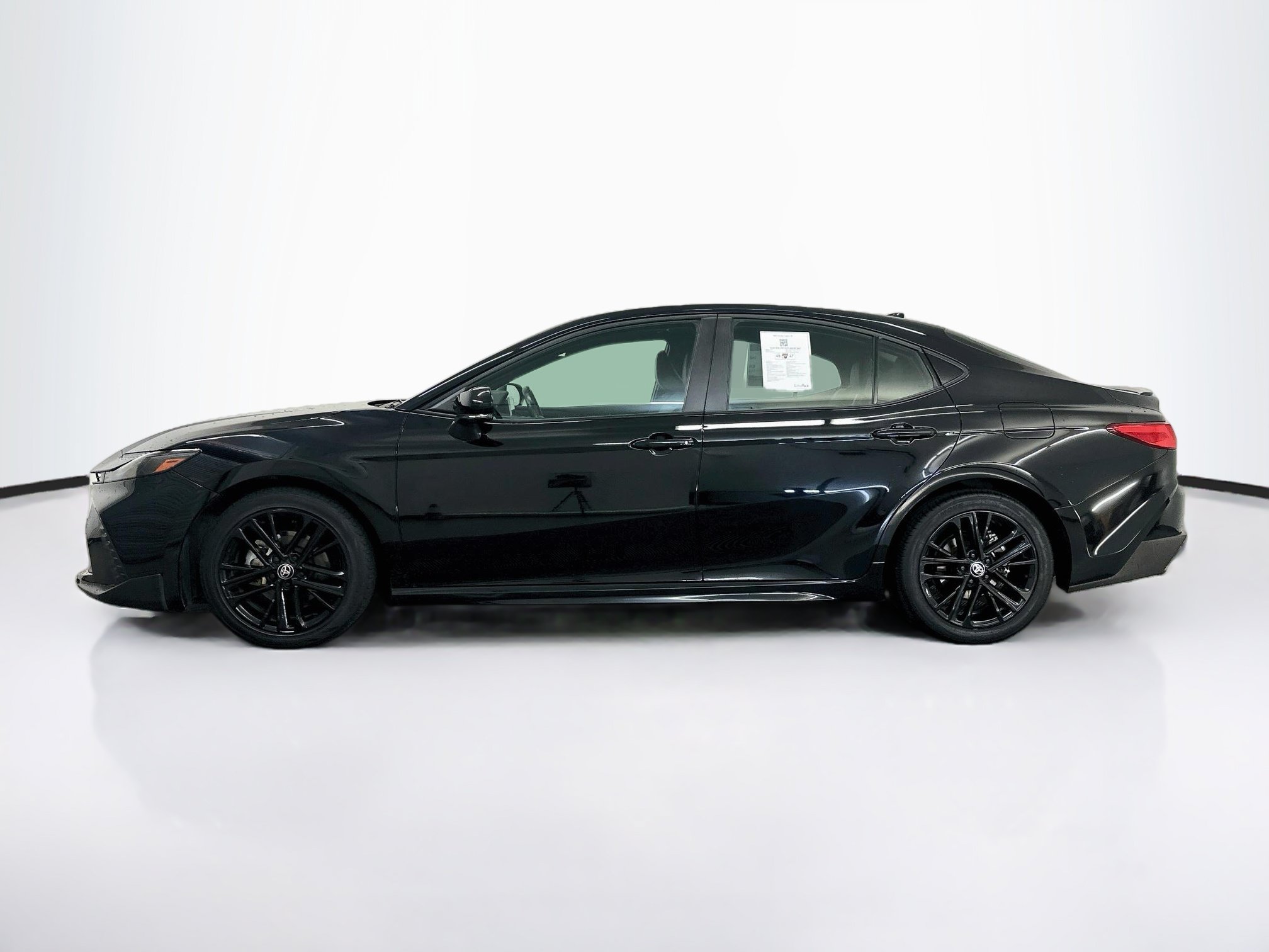 Used 2025 Toyota Camry SE FWD image 4