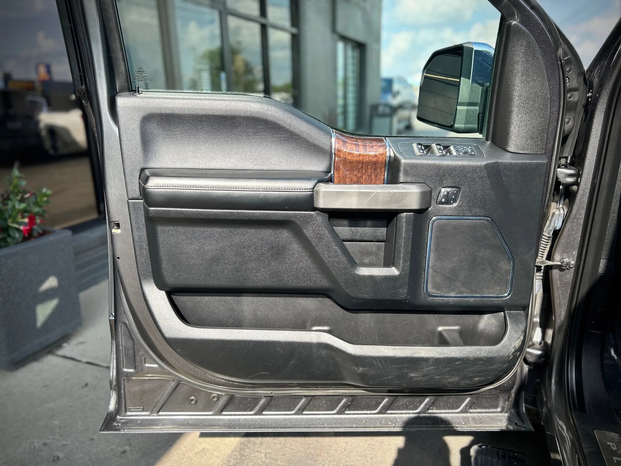 Used 2016 Ford F150 Platinum w/ Equipment Group 701A Luxury AWD/4WD image 11