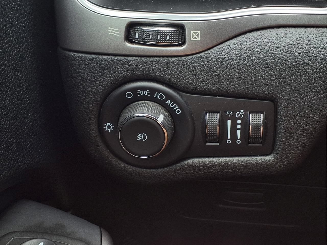 Used 2021 Jeep Cherokee Latitude Lux w/ Mopar Interior Package AWD/4WD image 23