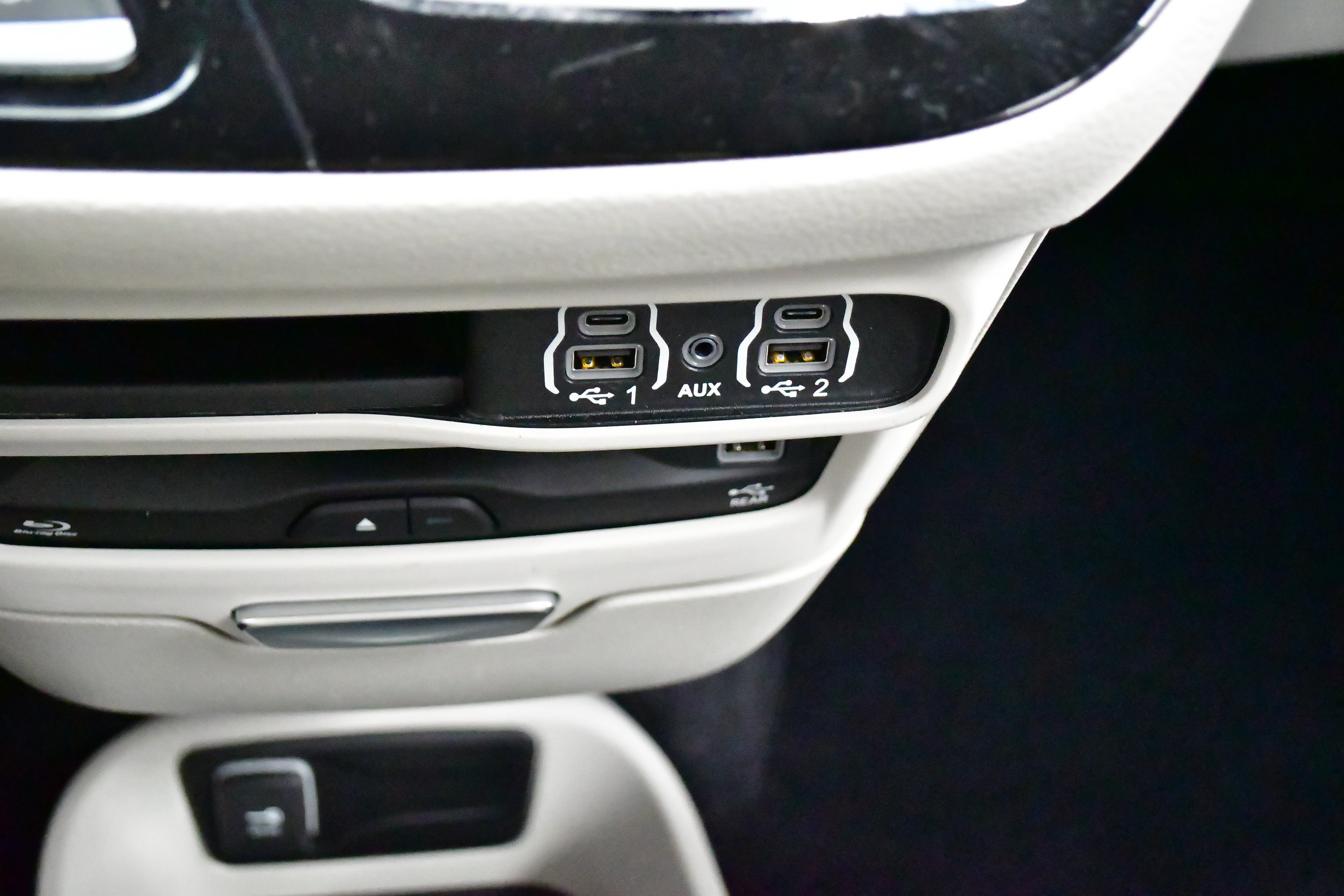 Used 2023 Chrysler Pacifica Touring-L w/ Uconnect Theater Family Group FWD image 33