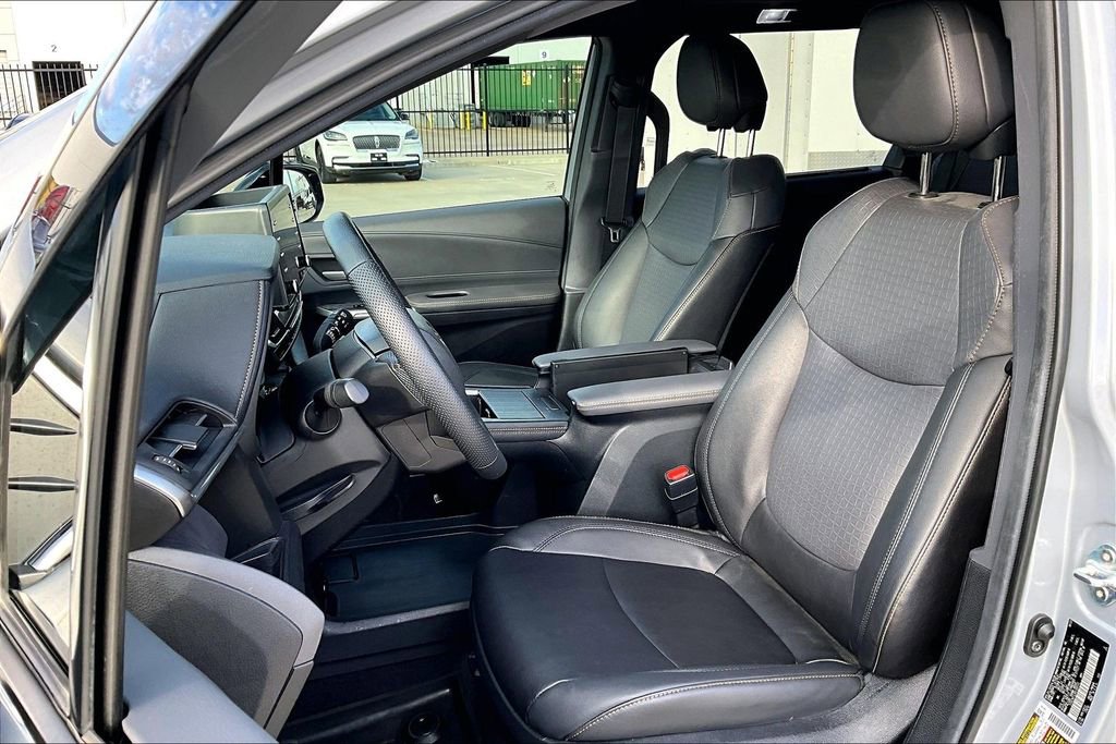 Used 2024 Toyota Sienna XLE Woodland Edition image 30