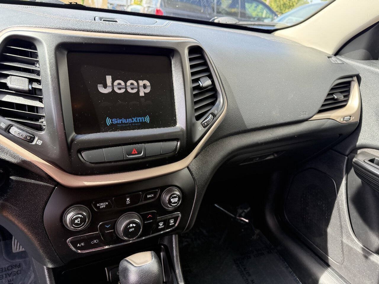 Used 2014 Jeep Cherokee Latitude AWD/4WD image 16