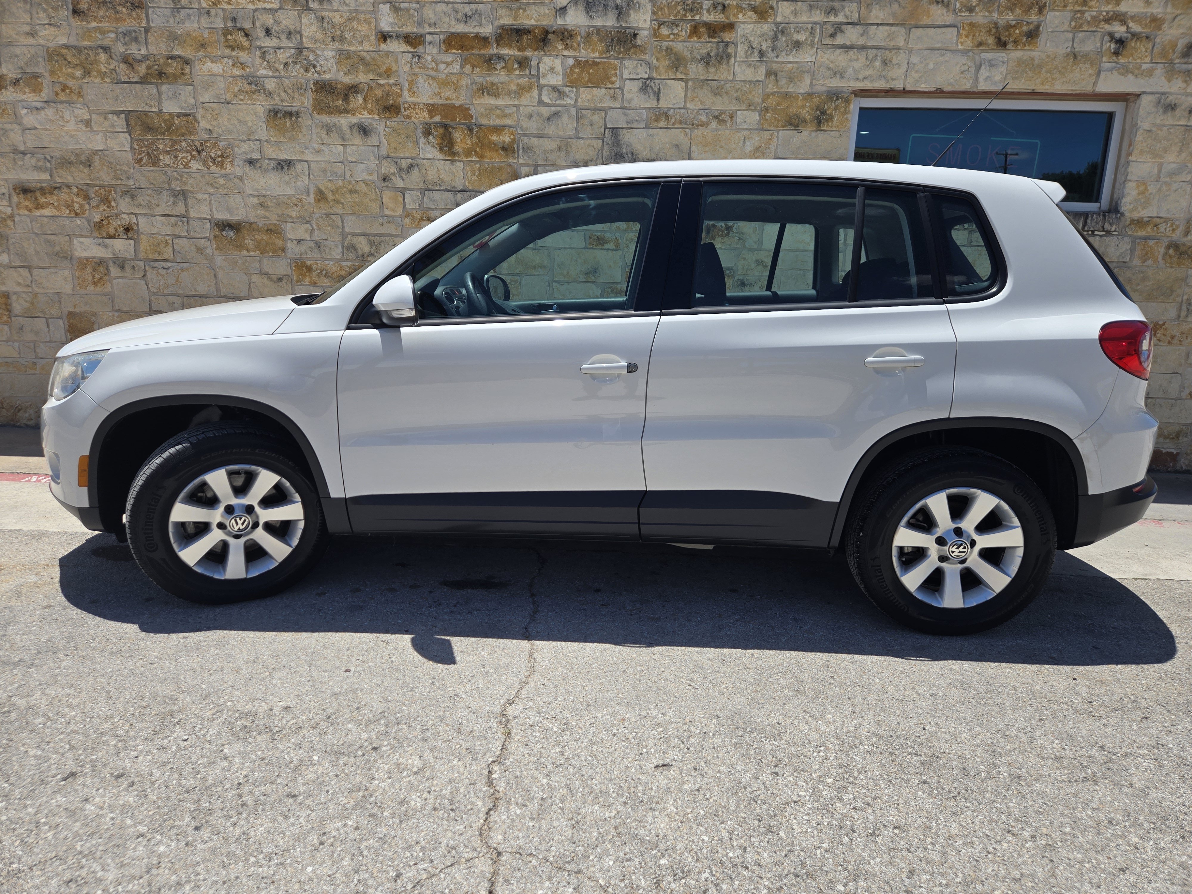 Used 2009 Volkswagen Tiguan S FWD image 1