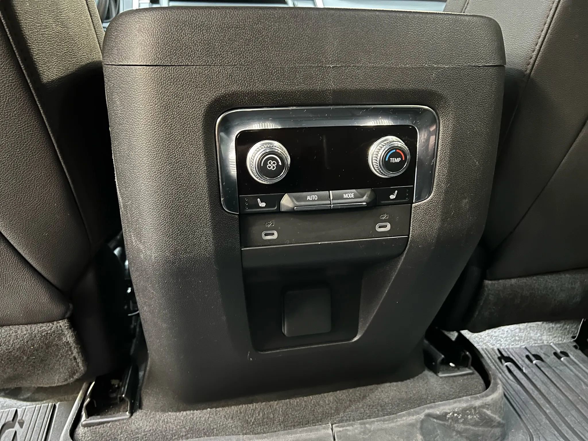 Used 2023 GMC Yukon SLT w/ SLT Premium Package image 18