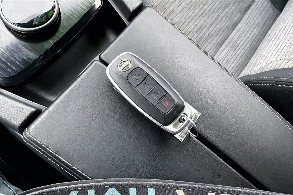 Used 2023 Nissan Rogue SV image 11