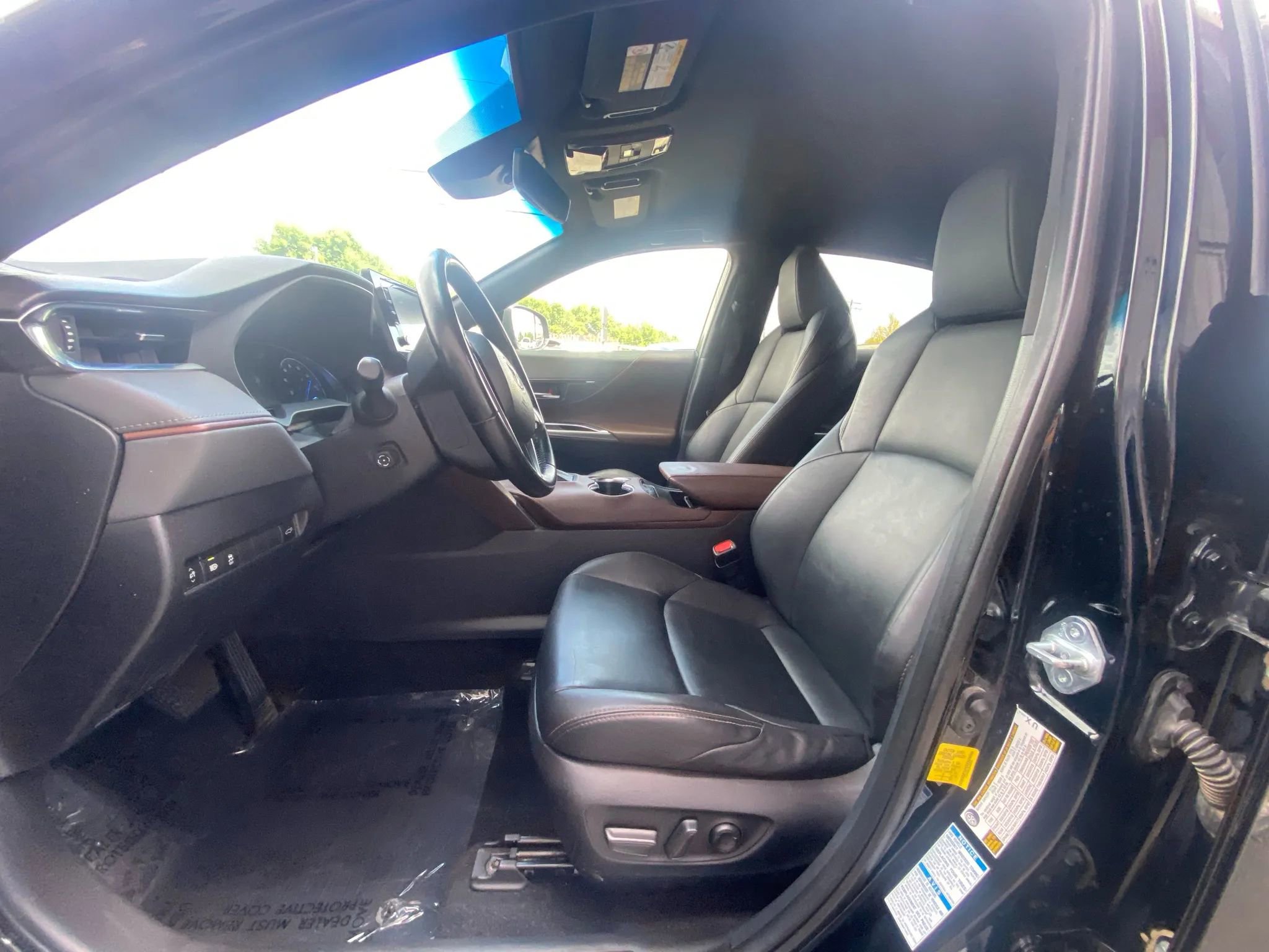 Used 2022 Toyota Venza XLE image 7