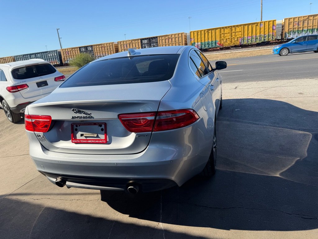 Used 2017 Jaguar XE Premium image 17