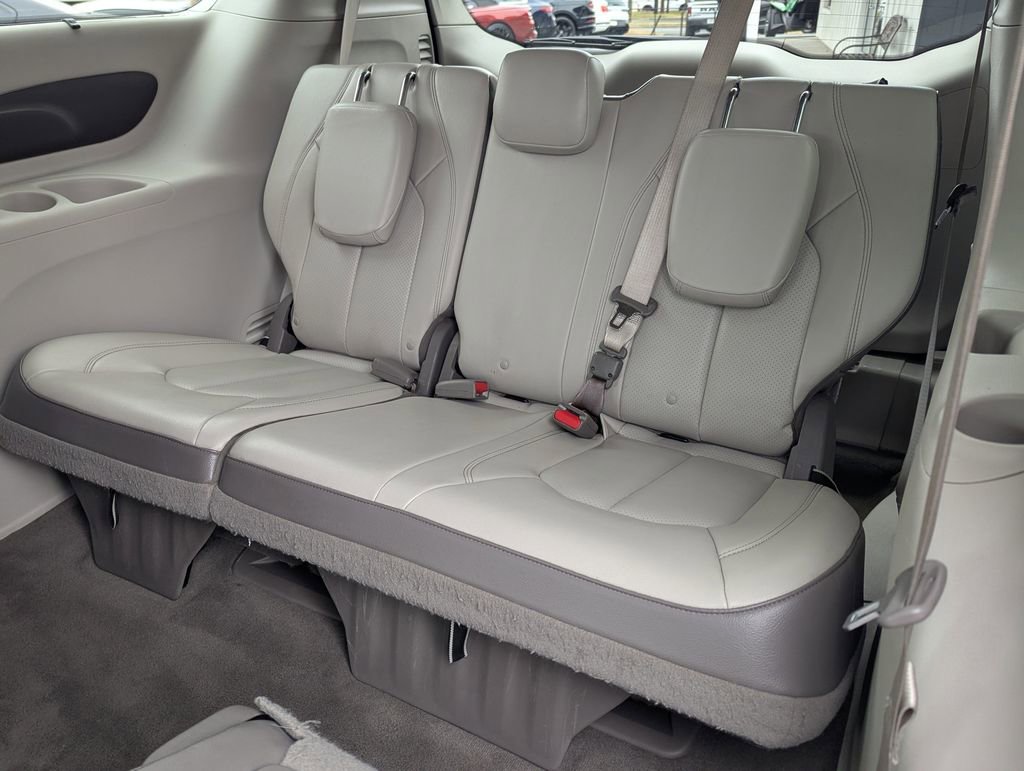 Used 2018 Chrysler Pacifica Touring-L image 9