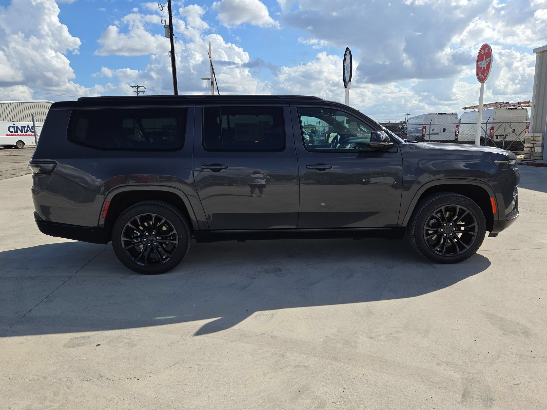 New 2027 Jeep Grand Wagoneer L Summit w/ Premium Group III AWD/4WD image 2