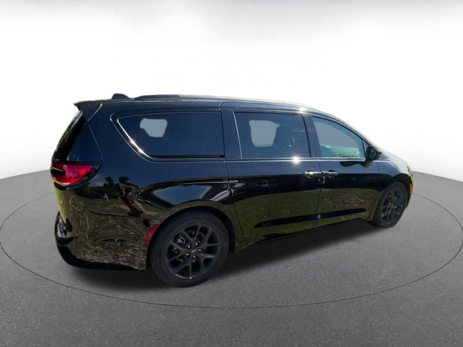 Used 2025 Chrysler Pacifica Limited FWD image 13